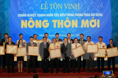 Phó Thủ tướng Chính phủ Vũ Văn Ninh tặng bằng khen của Thủ tướng Chính phủ cho 31 doanh nhân tiêu biểu.